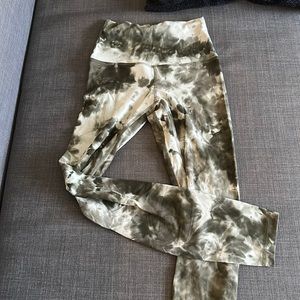 Lululemon dark green tie dye align leggings. 25 inches size 2